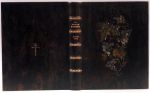 La Peidure Byzantine, Charles Diehl  33,8 Χ 25,3 Χ 6  Βιβλιοδεσία όλη από δέρμα, επεξεργασμένο και βαμμένο στο χέρι, διακοσμημένο με μωσαϊκό δερμάτων και χρυσό όπως και στη ράχη, 22 καρατιών Διαστάσεις: 33,5 Χ 25,3 Χ 6,0 εκ.